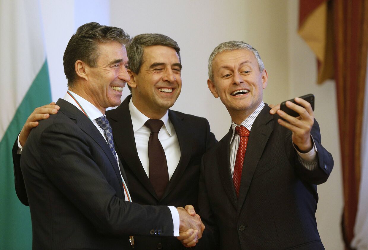 Генеральный секретарь НАТО Андерс Фог Расмуссен, президент Болгарии Росен Плевнелиев и бывший министр иностранных дел Соломон Паси 