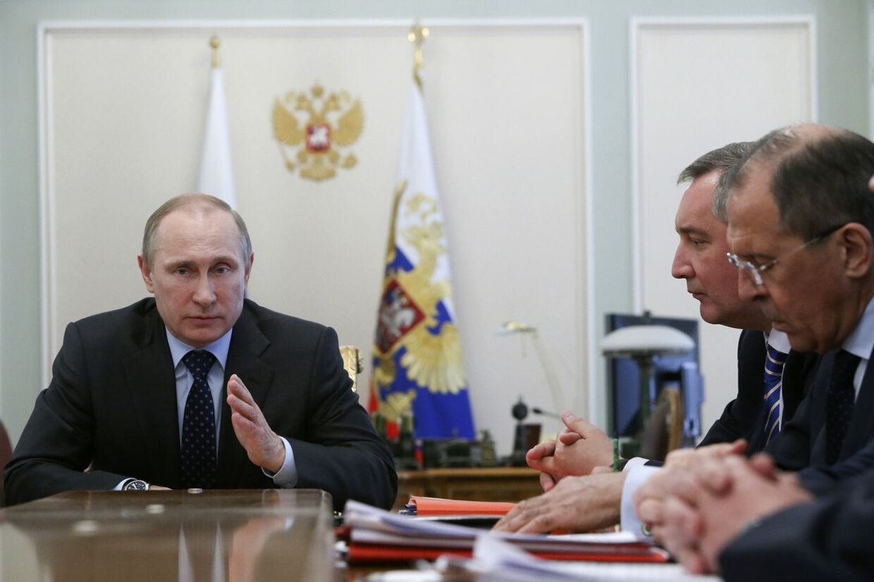 Владимир Путин во время встречи с кабинетом министров в Ново-Огарево