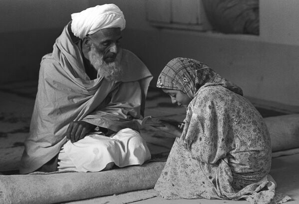 Мулла преподает девочке Коран. Фотография Захры Каземи