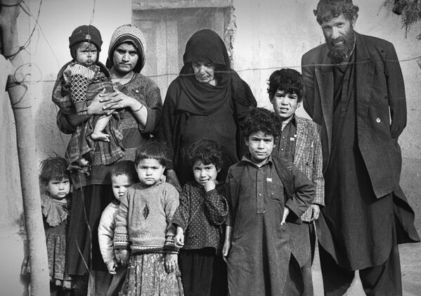 Семья на улице Мокаберат в Тегеране. Фотография Захры Каземи