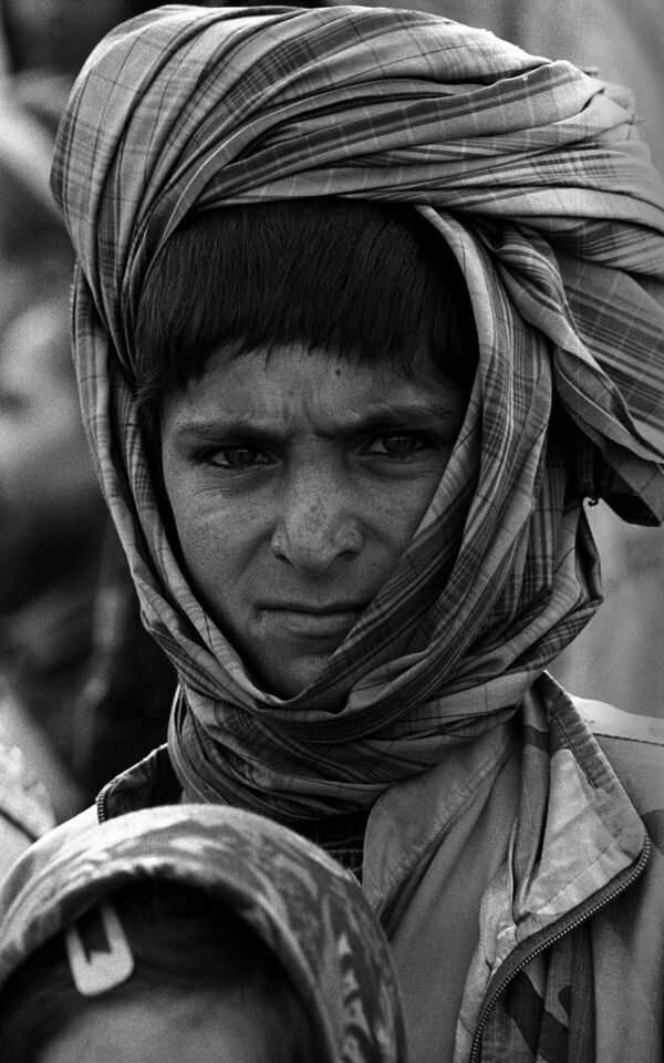 Мальчик в тюрбане в лагере для беженцев из Афганистана. Фотография Захры Каземи