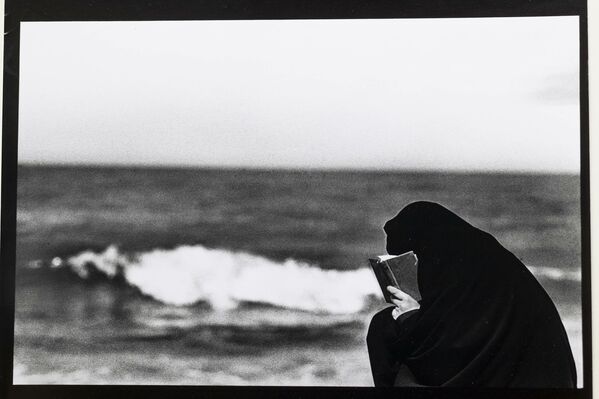 Иранская женщина на пляже. Фотография Захры Каземи