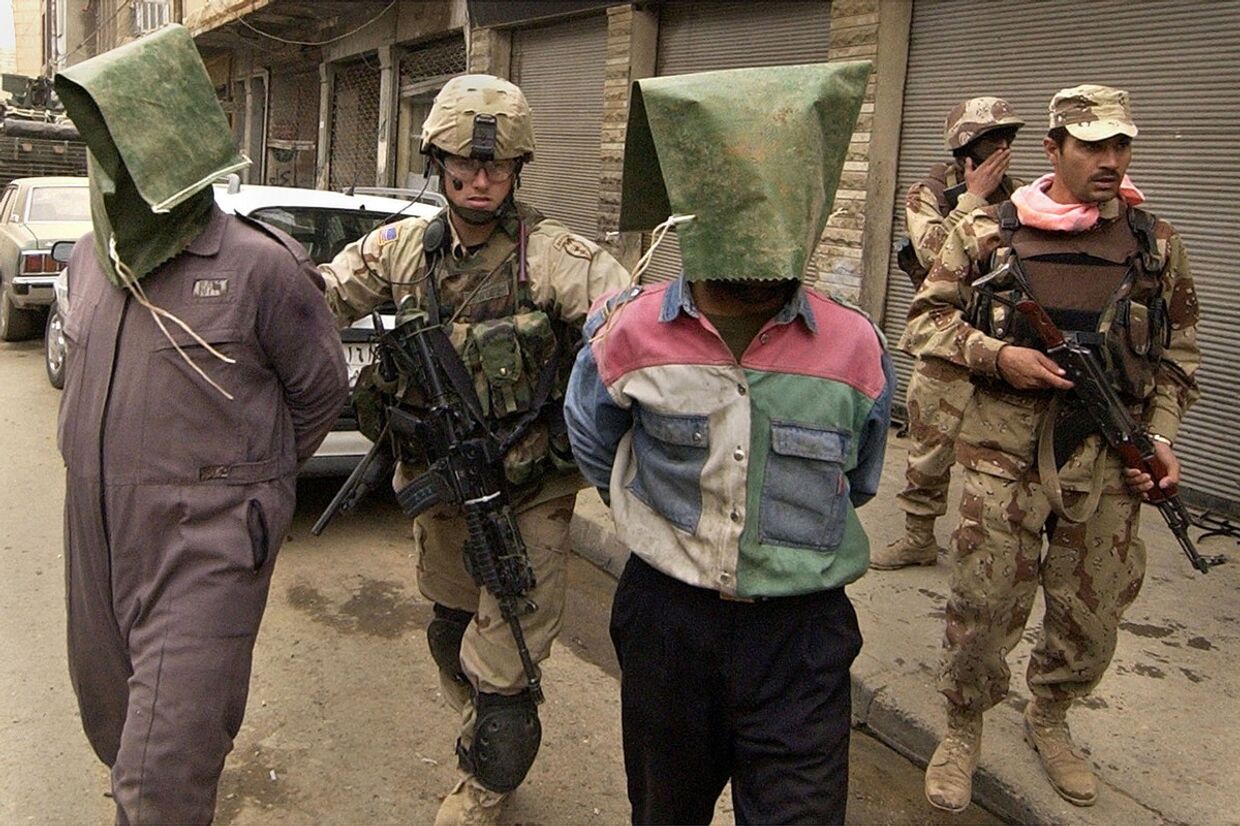 Американские солдаты ведут подозреваемых повстанцев в Эль-Фаллудже, Ирак