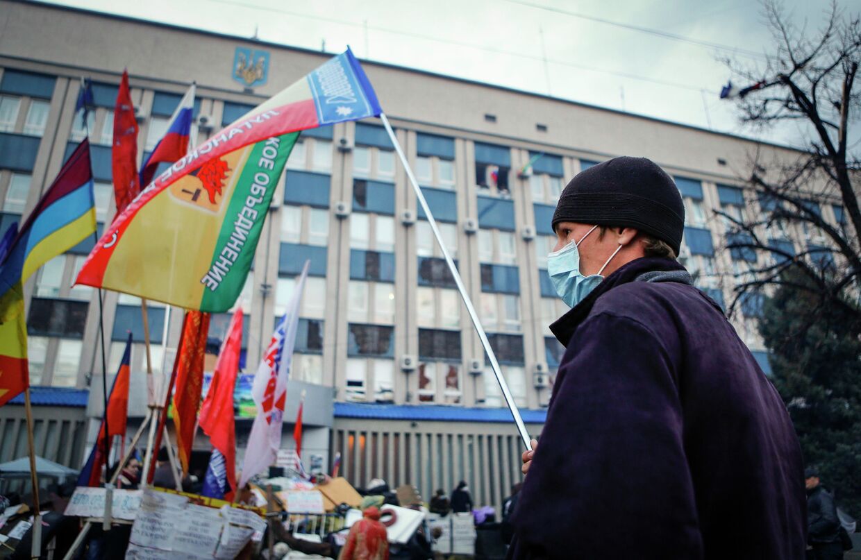 Сторонник федерализации Украины возле здания СБУ в Луганске