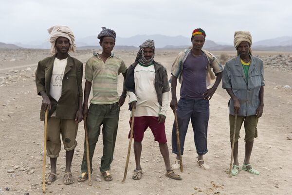 Люди, занимающиеся добычей соли в пустыне Данакиль в Эфиопии