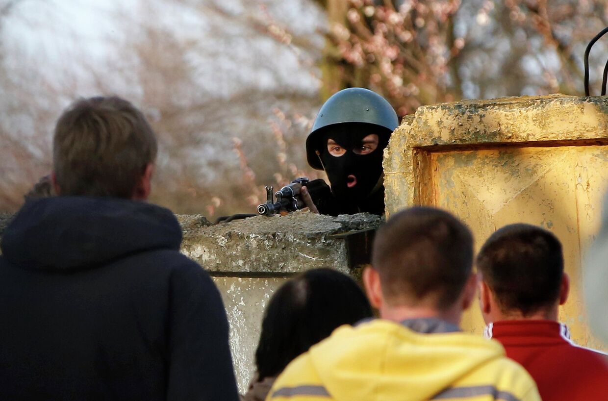 Украинский военный возле авиабазы в Краматорске на востоке Украины. 15 апреля 2014