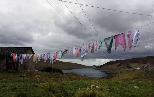 Сушащееся на веревке белье на острове Мейнленд, Шетландский архипелаг
