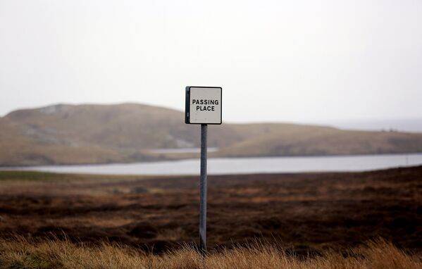 Дорожный знак на острове Брессей в составе Шетландского архипелага