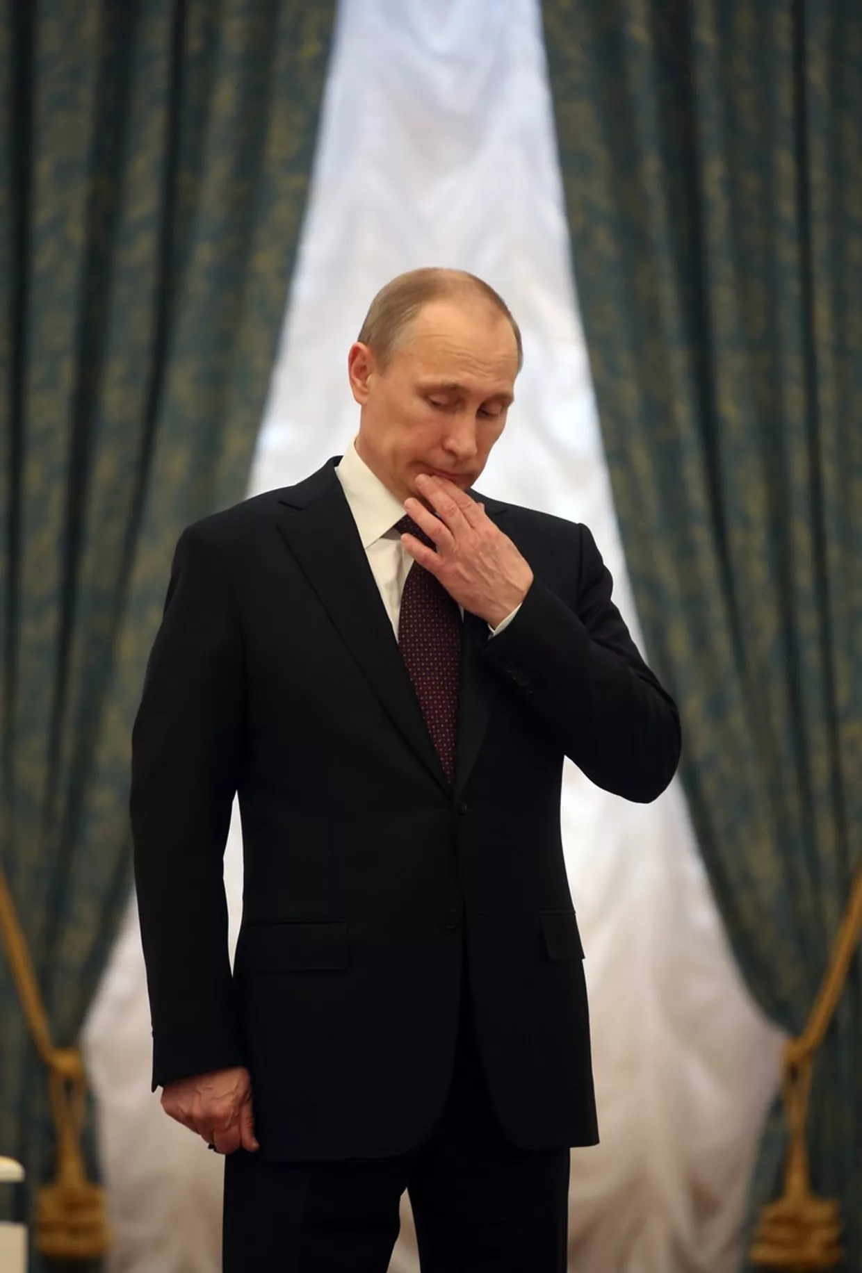 Владимир Путин на церемонии подписания закона о вступлении Крыма в состав России Владимир Путин на церемонии подписания закона о вступлении Крыма в состав России