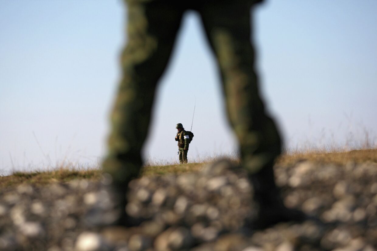 Солдаты российской армии на военной базе во время занятий по огневой подготовке