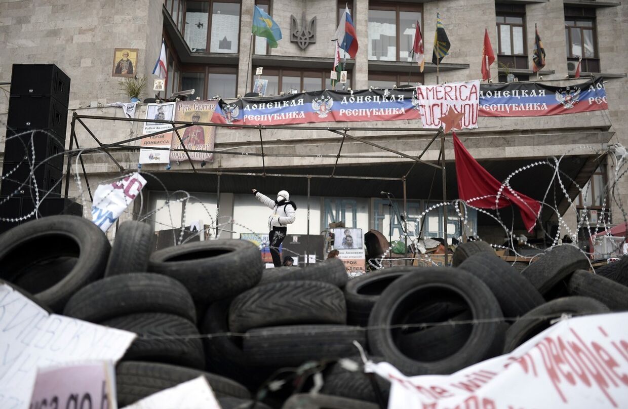 Пророссийские активисты на баррикадах у здания региональной администрации в Донецке