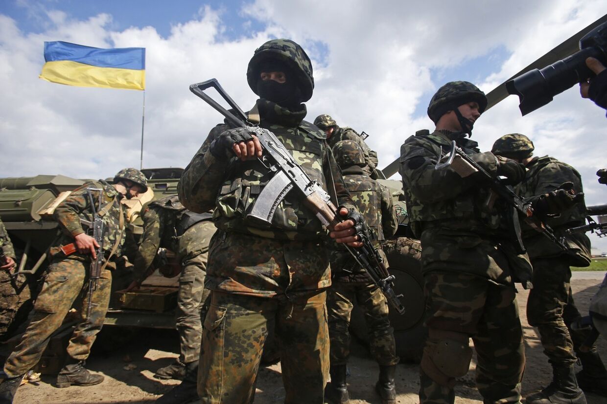 Солдаты украинской армии на окраине города Изюм, Восточная Украина