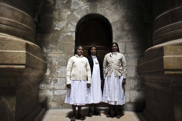 Монахини Шели, Мерин и Джулиат из Шри-Ланки в храме Гроба Господня