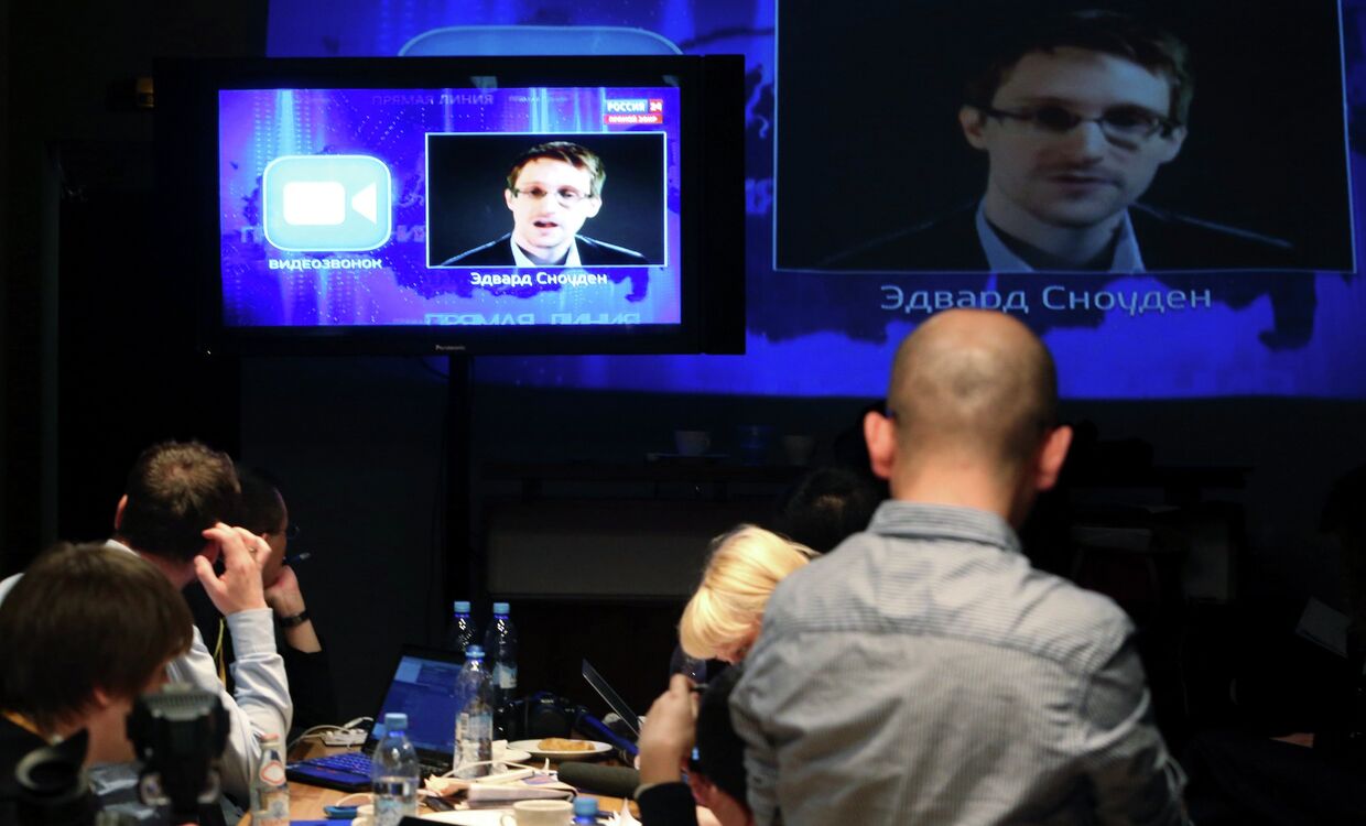Журналисты слушают вопрос Эдварда Сноудена во время Прямой линии Владимира Путина