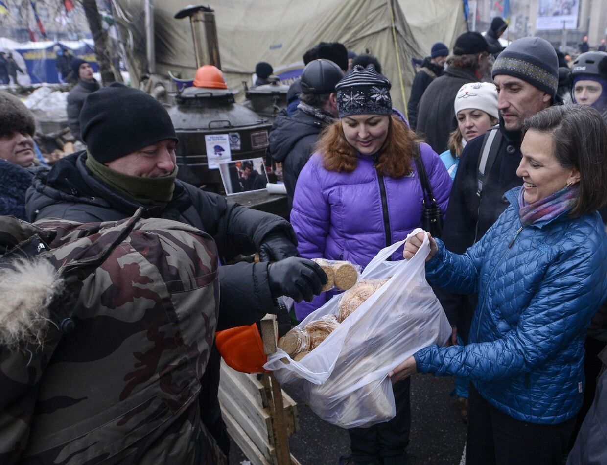 Виктория Нуланд раздает печенье протестующим на Майдане