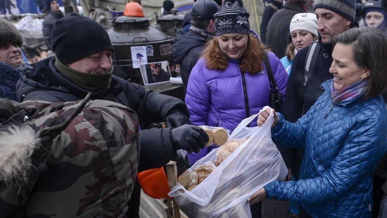 Виктория Нуланд раздает печенье протестующим на Майдане