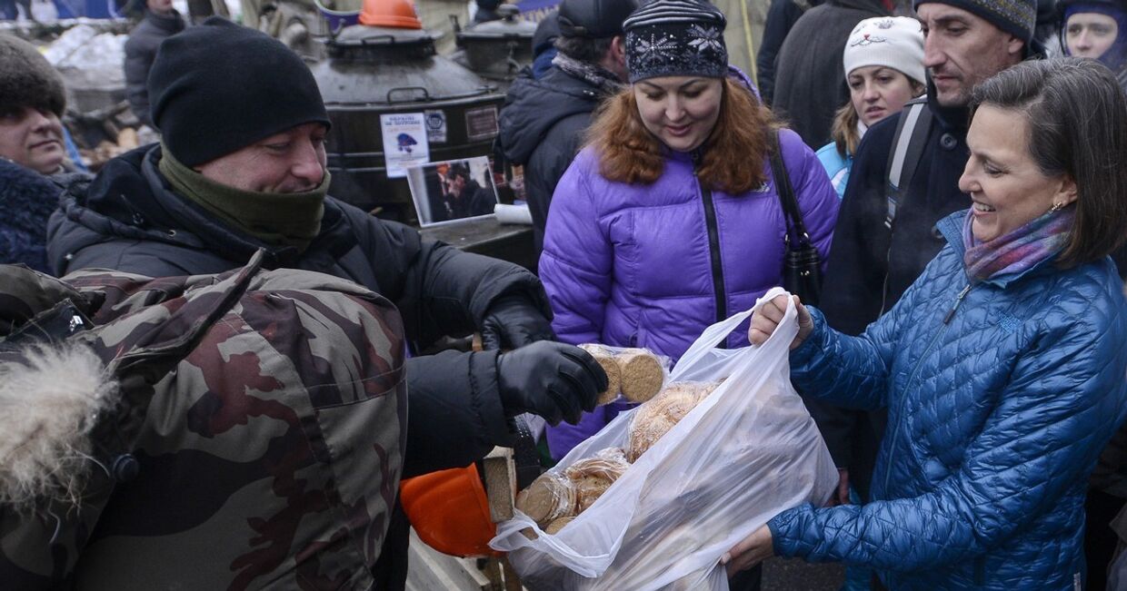 Виктория Нуланд раздает печенье протестующим на Майдане Виктория Нуланд раздает печенье протестующим на Майдане
