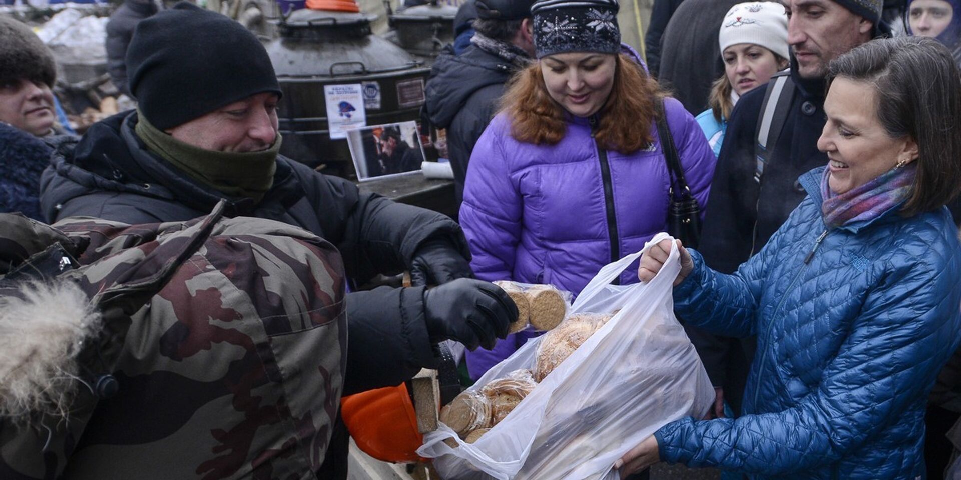 Виктория Нуланд раздает печенье протестующим на Майдане - ИноСМИ, 1920, 19.02.2023
