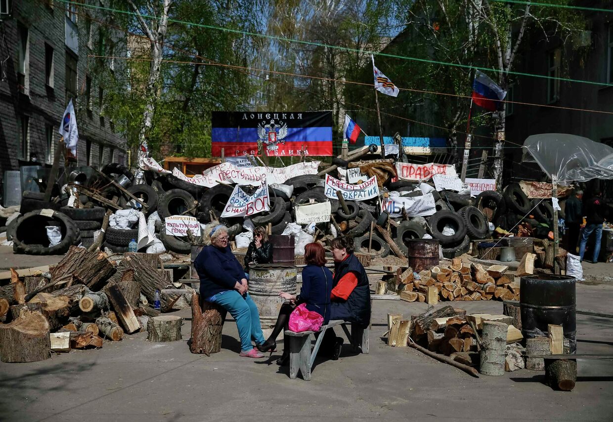 Люди около баррикад, построенных сторонниками федерализации Украины в Славянске