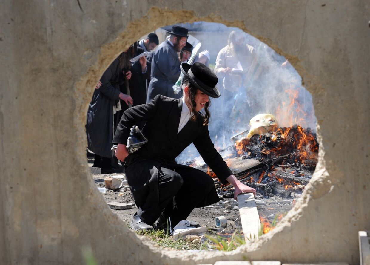 Ультраортодоксальный еврей сжигает хамец во время подгтовки к празнованию Песаха