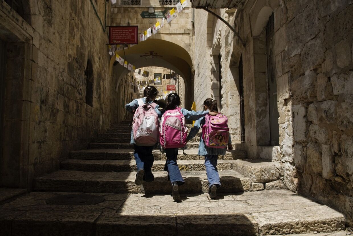 Школьницы идут по улице в Иерусалиме