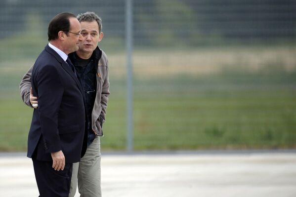 Французский журналист Дидье Франсуа, вернувшийся из сирийского плена, и Франсуа Олланд