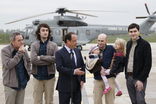 Франсуа Олланд и журналисты, вернувшиеся из сирийского плена