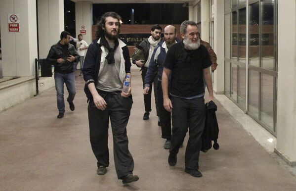 Французские журналисты в больнице в городе Шанлыурфа в Турции после освобождения из сирийского плена