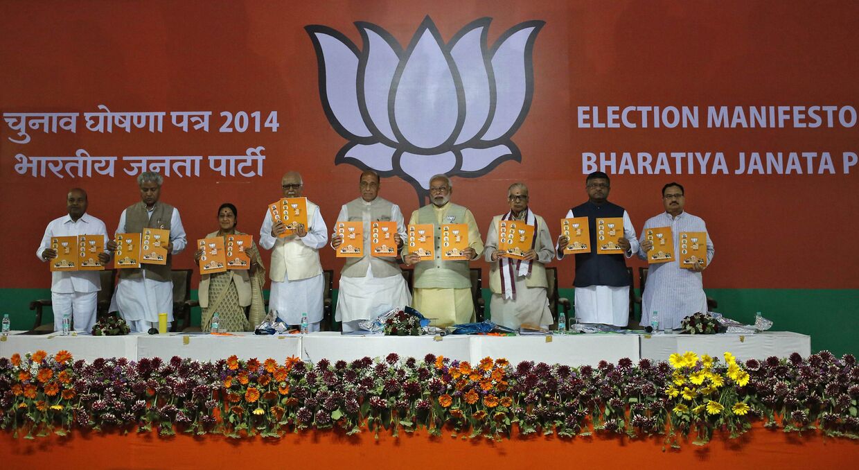 Кандидат на пост премьер-министра Нарендра Моди и другие прдеставители партии БДП с копиями избирательного манифеста