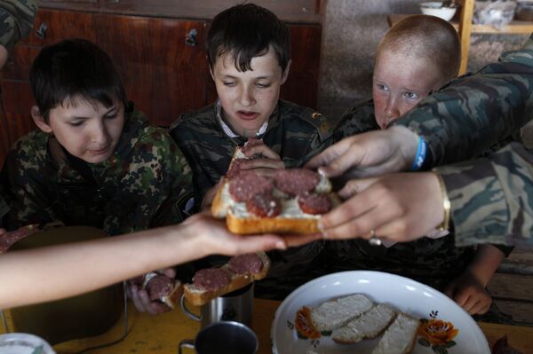Ученики кадетской школы имени генерала Ермолова едят во время двухдневных полевых учений