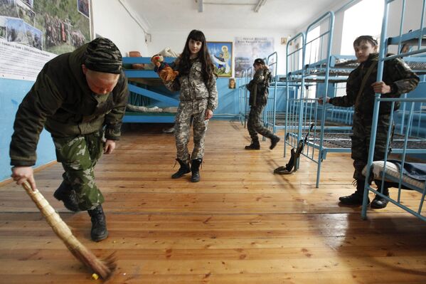 Ученики кадетской школы имени генерала Ермолова убираются в казарме во время двухдневных полевых учений