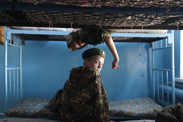 Ученики кадетской школы имени генерала Ермолова сидят на двухэтажных кроватях в казарме