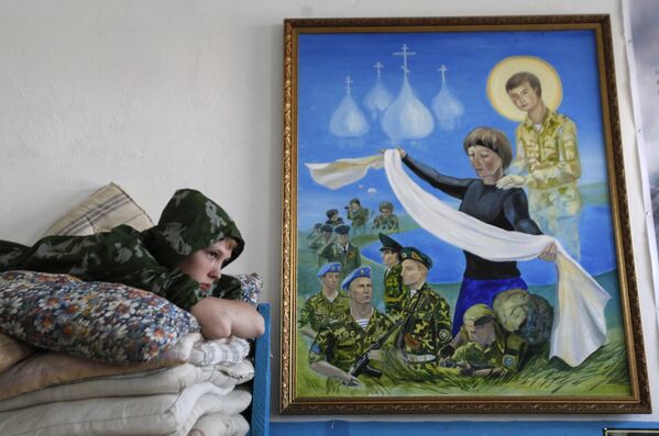 Ученик кадетской школы имени генерала Ермолова лежит на кровати в казарме