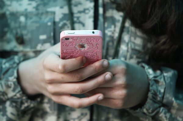 Ученица кадетской школы имени генерала Ермолова играет с мобильным телефоном