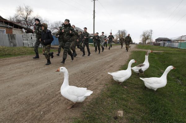 Ученики кадетской школы имени генерала Ермолова бегают во время двухдневных полевых учений