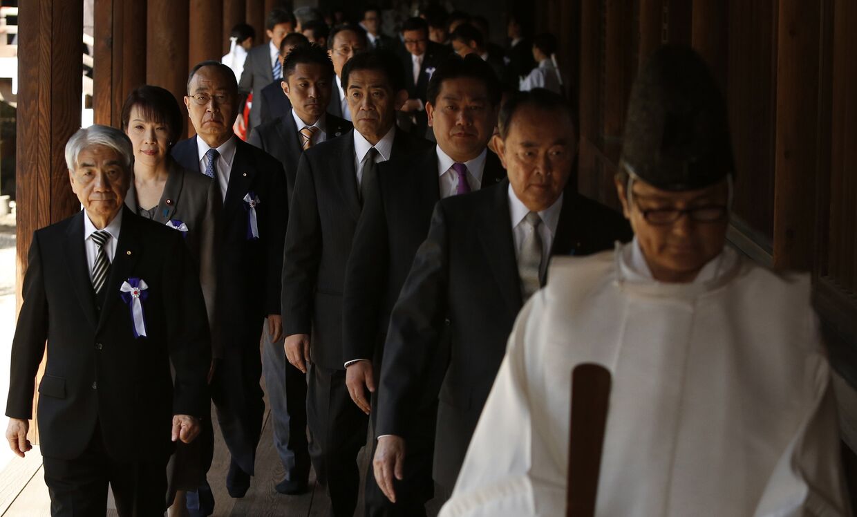 Посещение японскими политиками храма Ясукуни