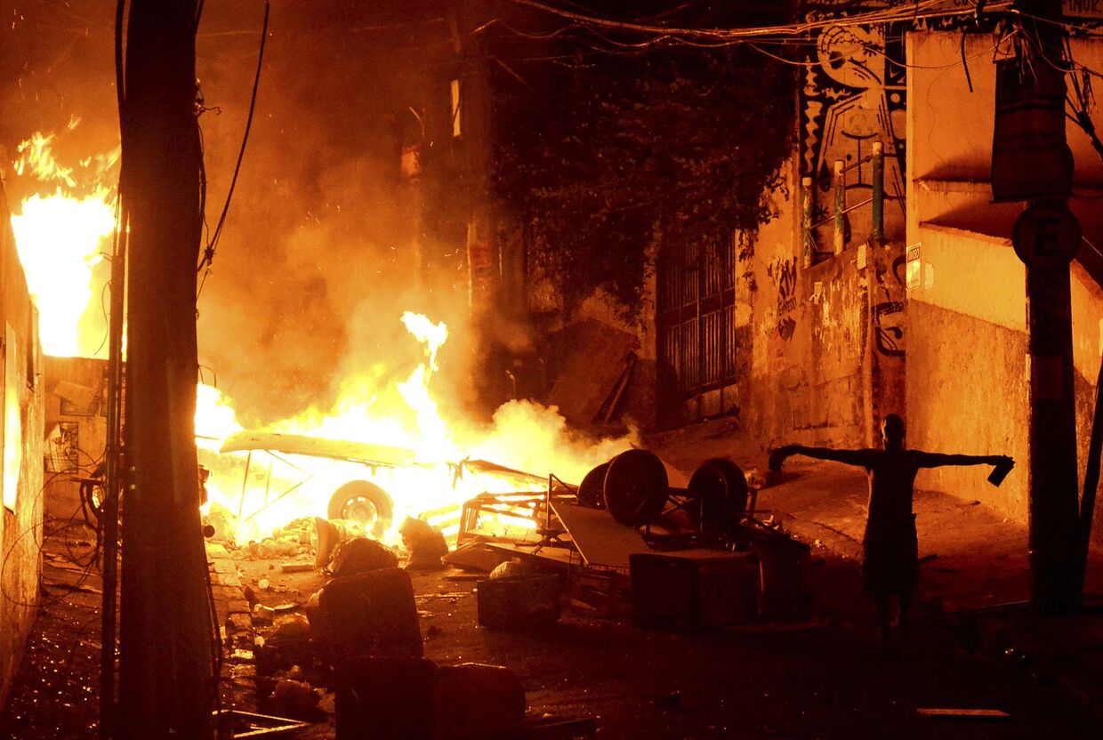 Cтолкновения между военной полицией Рио-де-Жанейро и жителями фавелы Павао-Паваозиньо 