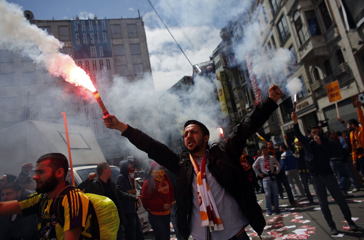 Протесты футбольных болельщиков против введения электронных билетов в Стамбуле