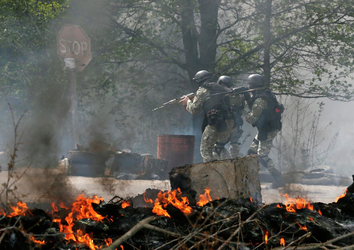 Украинские военные у блокпоста на подъезде к Славянску