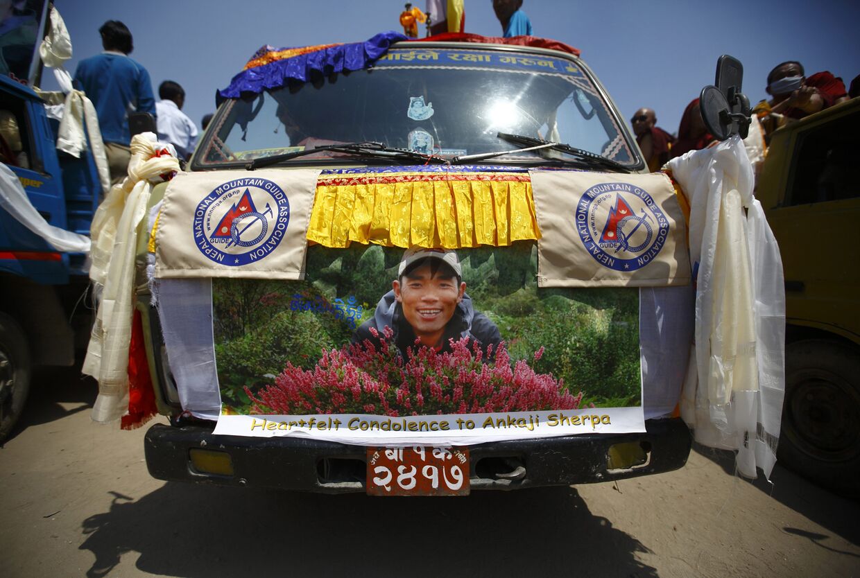 Траурная церемония по погибшим в лавине 16 шерпам в Катманду