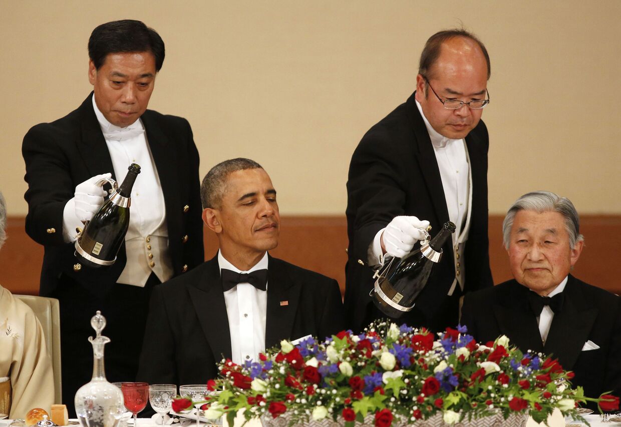 Барак Обама обедает с императором Японии Акихито во время своего визита в Токио