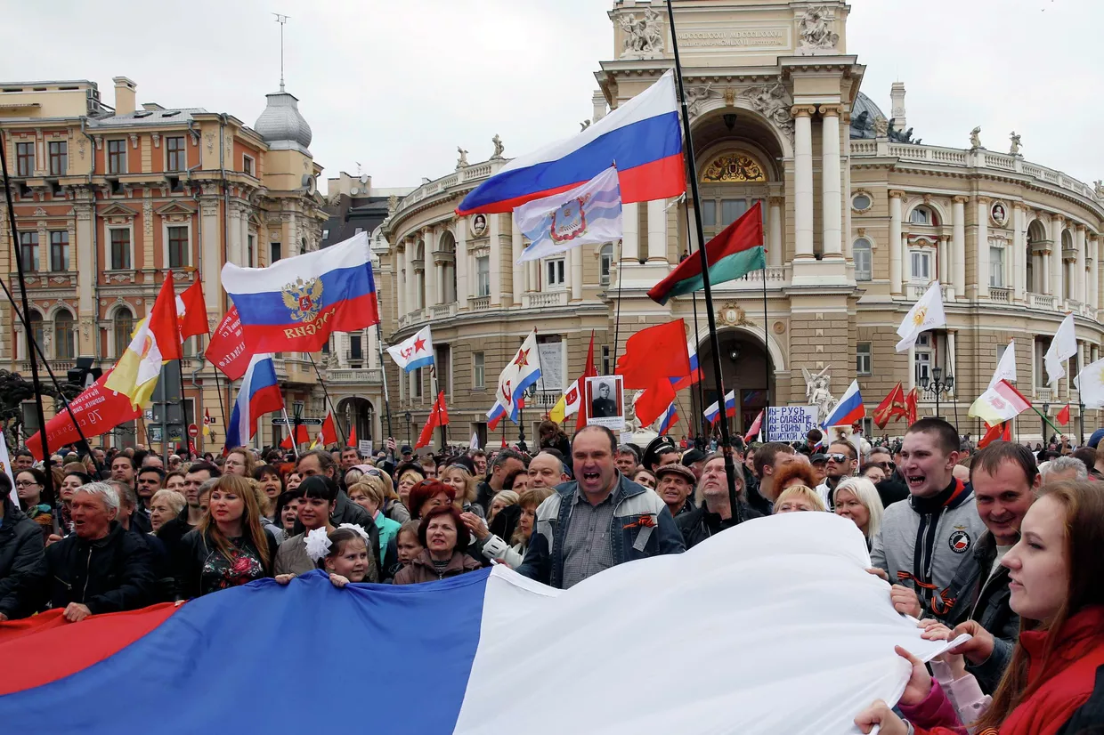 Сторонники федерализации Украины во время митинга в Одессе