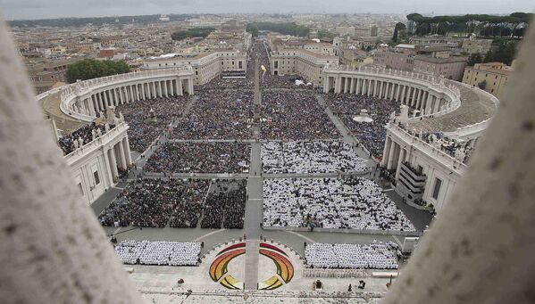 Площадь Святого Петра в Ватикане во время церемонии канонизации Иоанна XXIII и Иоанна Павла II