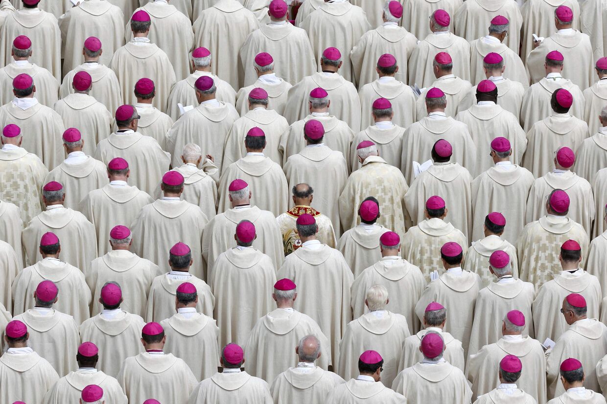 Епископы на церемонии канонизации Иоанна XXIII и Иоанна Павла II на площади Святого Петра в Ватикане