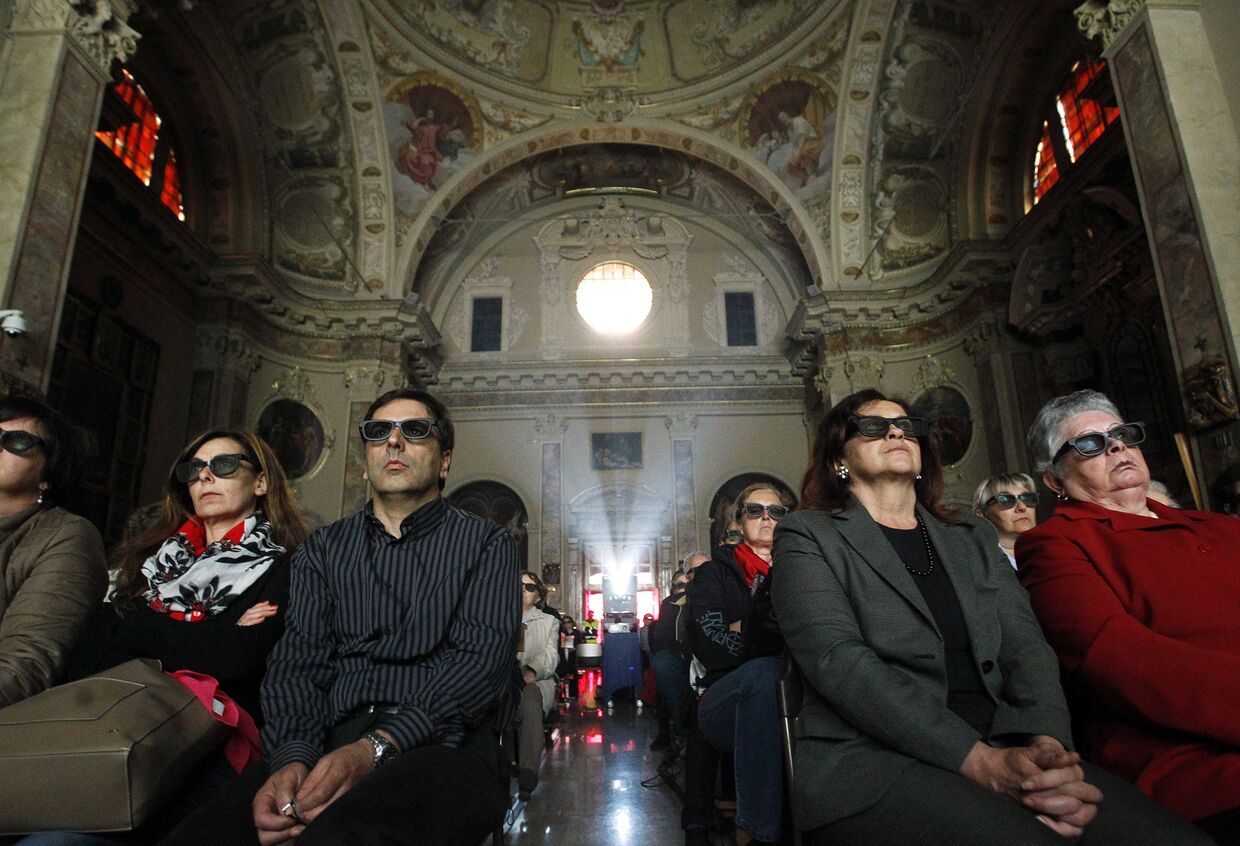 Католики в 3D-очках смотрят трансляцию церемонии канонизации Иоанна XXIII и Иоанна Павла II в церкви коммуны Сотто-иль-Монте-Джованни-XXIII