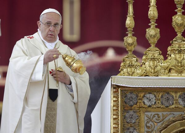 Папа Франциск служит мессу во время церемонии канонизации Иоанна XXIII и Иоанна Павла II