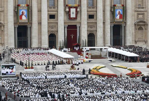 Гобелены с изображениями Иоанна XXIII и Иоанна Павла II на площади Святого Петра в Ватикане
