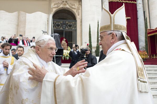 Папа Франциск приветствует Бенедикта XVI перед началом церемонии канонизации Иоанна XXIII и Иоанна Павла II
