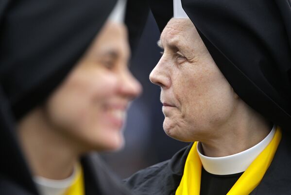 Польские монахини ждут начала церемонии канонизации Иоанна XXIII и Иоанна Павла II на площади Святого Петра в Ватикане