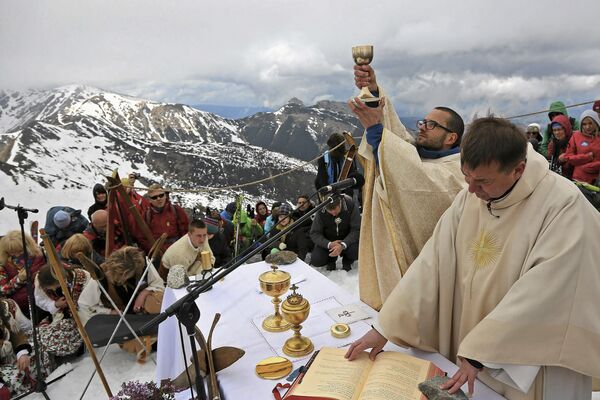 Месса на горе Каспровы Верх в Западных Татрах во время церемонии канонизации Иоанна XXIII и Иоанна Павла II 